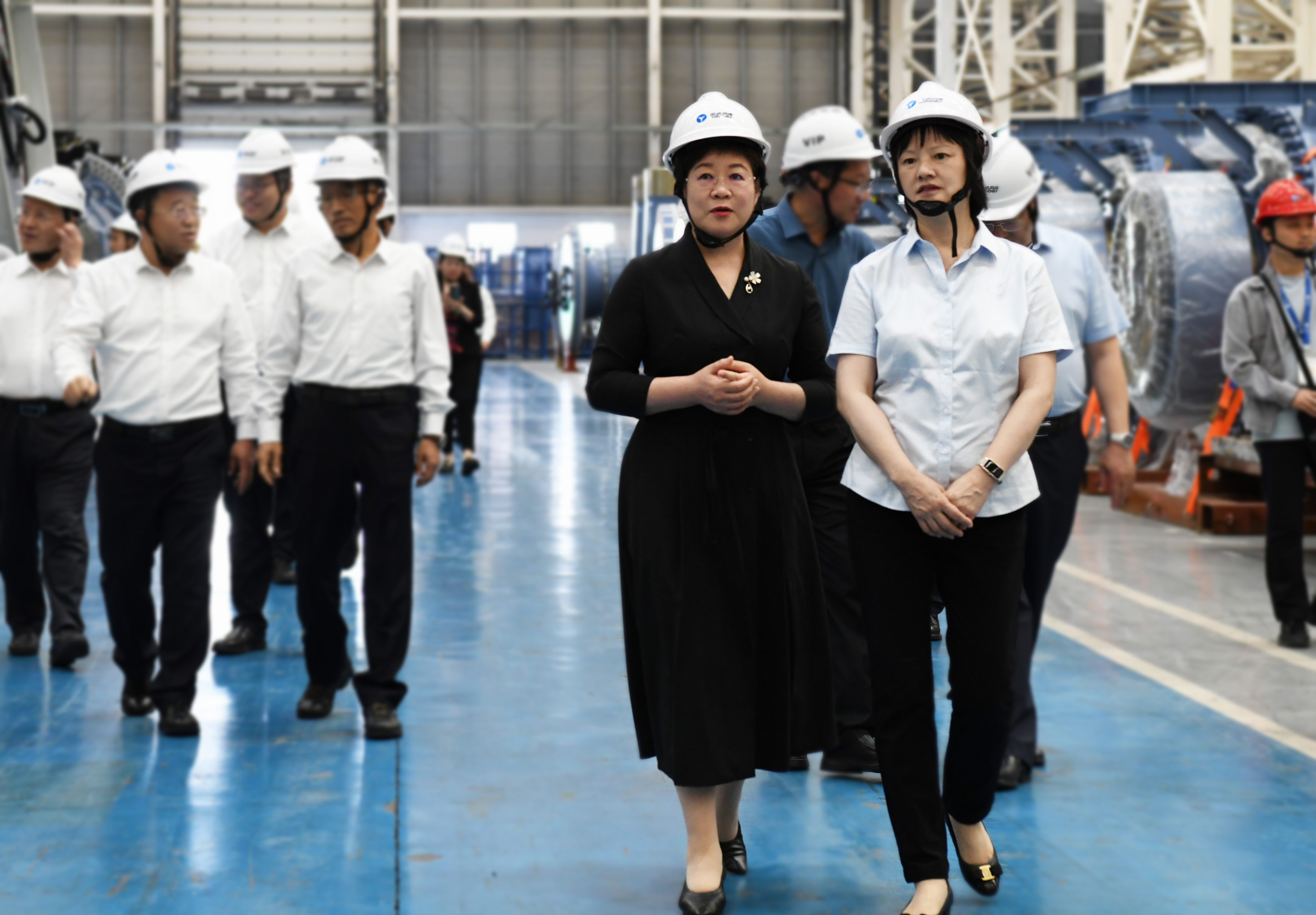 阿拉善盟盟委书记黄雅丽前往3044am永利集团股份考察调研
